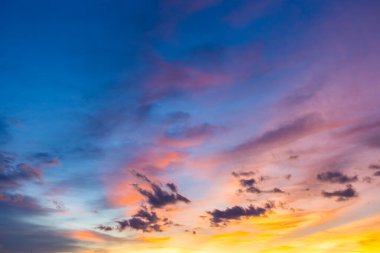 Parkta alacakaranlık gökyüzü