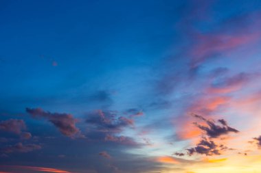 Parkta alacakaranlık gökyüzü