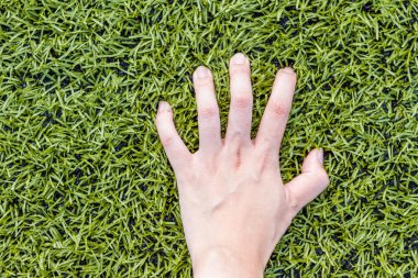 kız eli futbol sahasında çimenlerin üzerinde