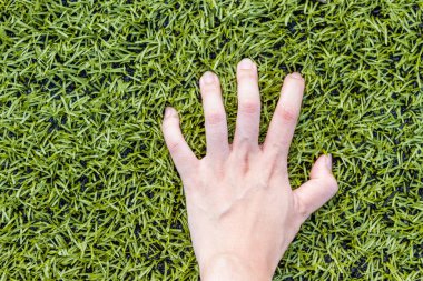 kız eli futbol sahasında çimenlerin üzerinde