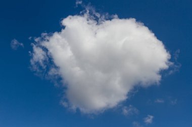 Beyaz bulutlar ve mavi gökyüzü arkaplanı