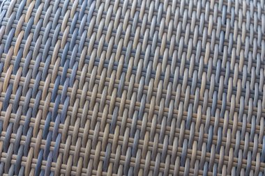 Sentetik rattan dokuma arka planı bahçe mobilyalarında kullanılıyor..