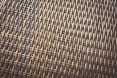 Sentetik rattan dokuma arka planı bahçe mobilyalarında kullanılıyor..