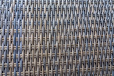 Sentetik rattan dokuma arka planı bahçe mobilyalarında kullanılıyor..