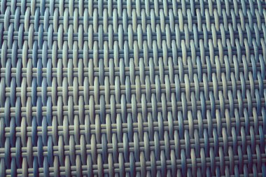 Sentetik rattan dokuma arka planı bahçe mobilyalarında kullanılıyor..