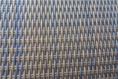 Sentetik rattan dokuma arka planı bahçe mobilyalarında kullanılıyor..