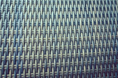 Sentetik rattan dokuma arka planı bahçe mobilyalarında kullanılıyor..