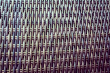 Sentetik rattan dokuma arka planı bahçe mobilyalarında kullanılıyor..