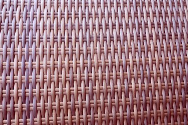 Sentetik rattan dokuma arka planı bahçe mobilyalarında kullanılıyor..