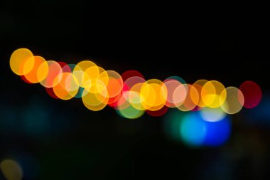 Koyu bir arkaplan karşısında Bokeh rengi