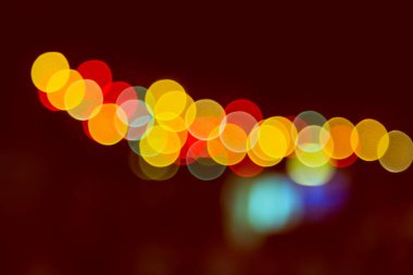 Koyu bir arkaplan karşısında Bokeh rengi