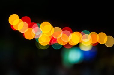 Koyu bir arkaplan karşısında Bokeh rengi