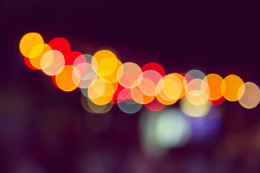 Koyu bir arkaplan karşısında Bokeh rengi