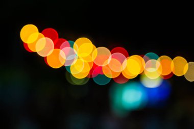 Koyu bir arkaplan karşısında Bokeh rengi