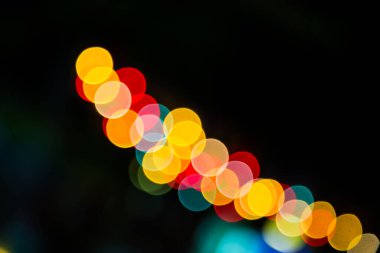 Koyu bir arkaplan karşısında Bokeh rengi