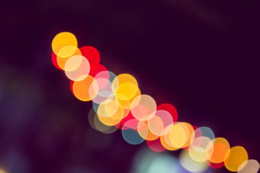 Koyu bir arkaplan karşısında Bokeh rengi