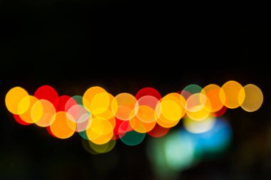 Koyu bir arkaplan karşısında Bokeh rengi