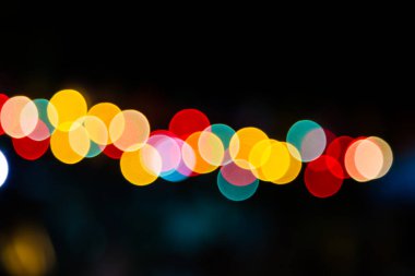 Koyu bir arkaplan karşısında Bokeh rengi