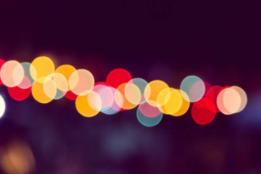 Koyu bir arkaplan karşısında Bokeh rengi