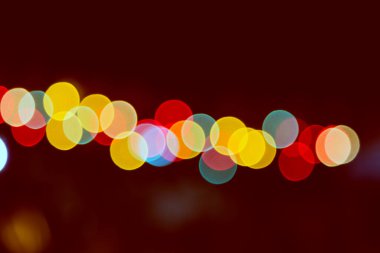 Koyu bir arkaplan karşısında Bokeh rengi