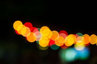 Koyu bir arkaplan karşısında Bokeh rengi