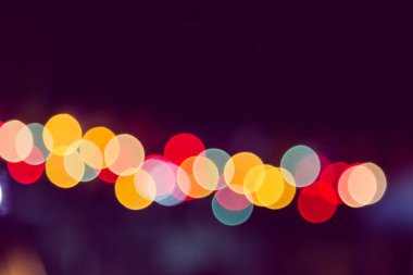 Koyu bir arkaplan karşısında Bokeh rengi