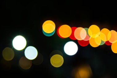 Koyu bir arkaplan karşısında Bokeh rengi