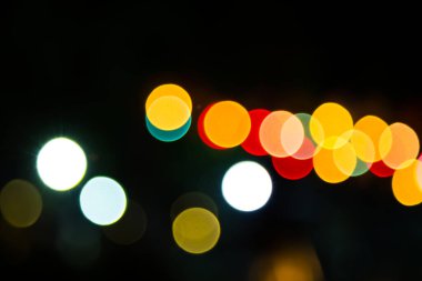 Koyu bir arkaplan karşısında Bokeh rengi
