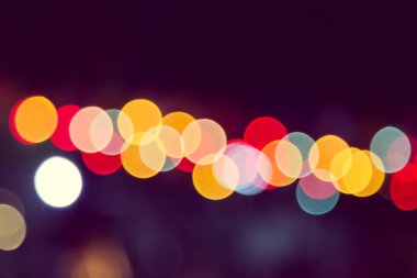 Koyu bir arkaplan karşısında Bokeh rengi