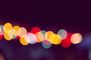 Koyu bir arkaplan karşısında Bokeh rengi