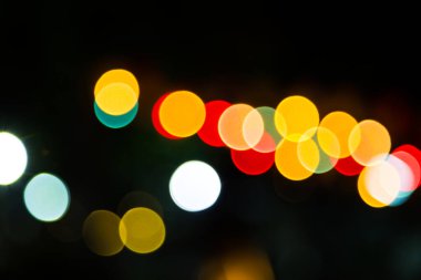 Koyu bir arkaplan karşısında Bokeh rengi