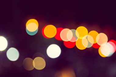 Koyu bir arkaplan karşısında Bokeh rengi