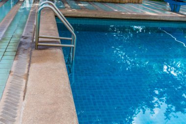 Otel arka planında yüzme havuzu