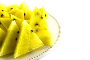 Beyaz zemin üzerinde sarı karpuz dilimleri