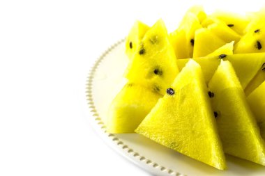 Beyaz zemin üzerinde sarı karpuz dilimleri