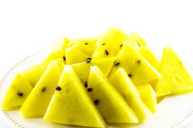 Beyaz zemin üzerinde sarı karpuz dilimleri