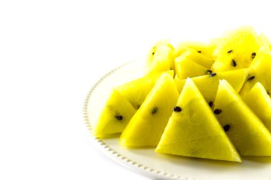 Beyaz zemin üzerinde sarı karpuz dilimleri