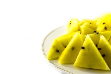 Beyaz zemin üzerinde sarı karpuz dilimleri