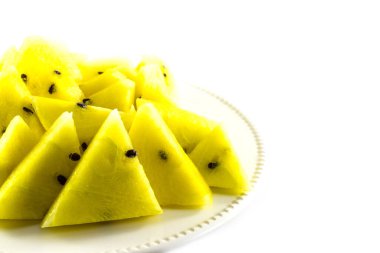 Beyaz zemin üzerinde sarı karpuz dilimleri