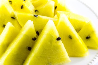 Beyaz zemin üzerinde sarı karpuz dilimleri
