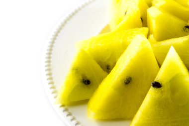 Beyaz zemin üzerinde sarı karpuz dilimleri