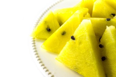 Beyaz zemin üzerinde sarı karpuz dilimleri