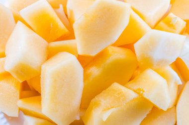 Dilimlenmiş kavun, beyaz arka planda kavun.