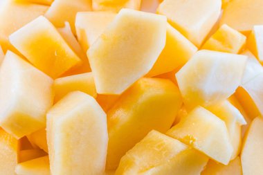 Dilimlenmiş kavun, beyaz arka planda kavun.