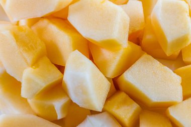 Dilimlenmiş kavun, beyaz arka planda kavun.