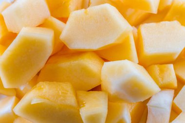 Dilimlenmiş kavun, beyaz arka planda kavun.