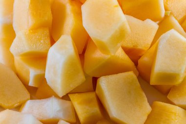 Dilimlenmiş kavun, beyaz arka planda kavun.