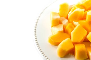 Dilimlenmiş kavun, kavun beyaz arka planda beyaz diskte.