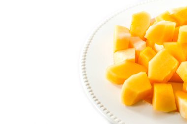 Dilimlenmiş kavun, kavun beyaz arka planda beyaz diskte.