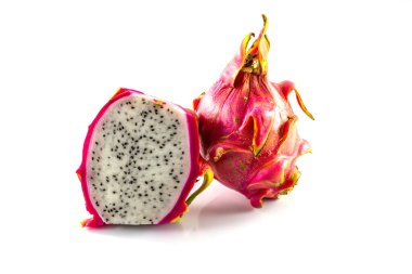 Ejderha meyvesi ve beyaz arka planda bir dilim